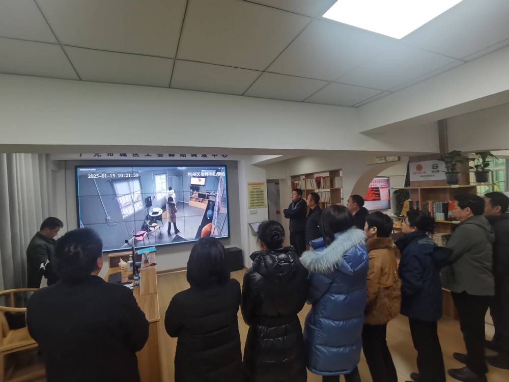 活动现场工作人员演示智能化远程控制系统