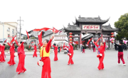 广元旺苍县“嬢嬢团”载歌载舞迎接“百企万人旺苍行”首发团