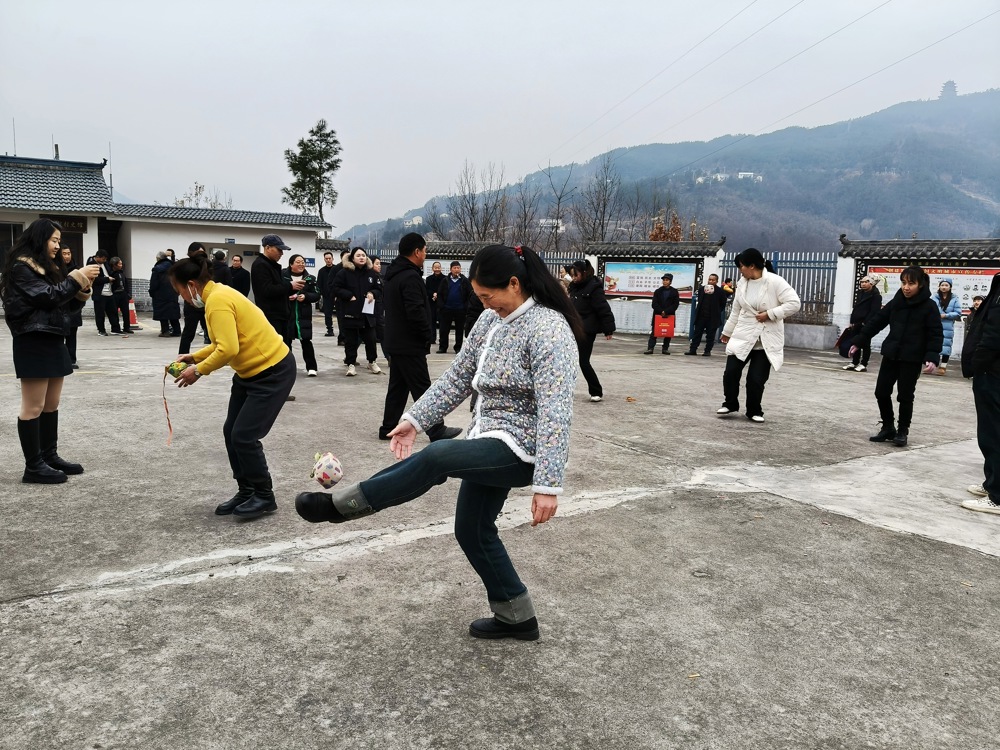 村民参加趣味活动