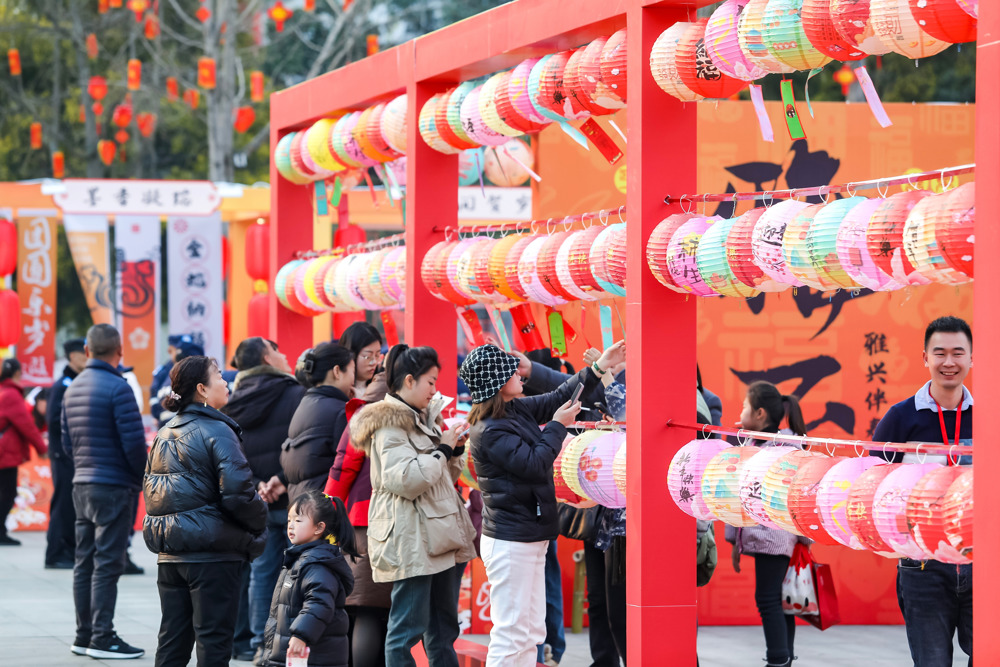 图为市民体验民俗活动