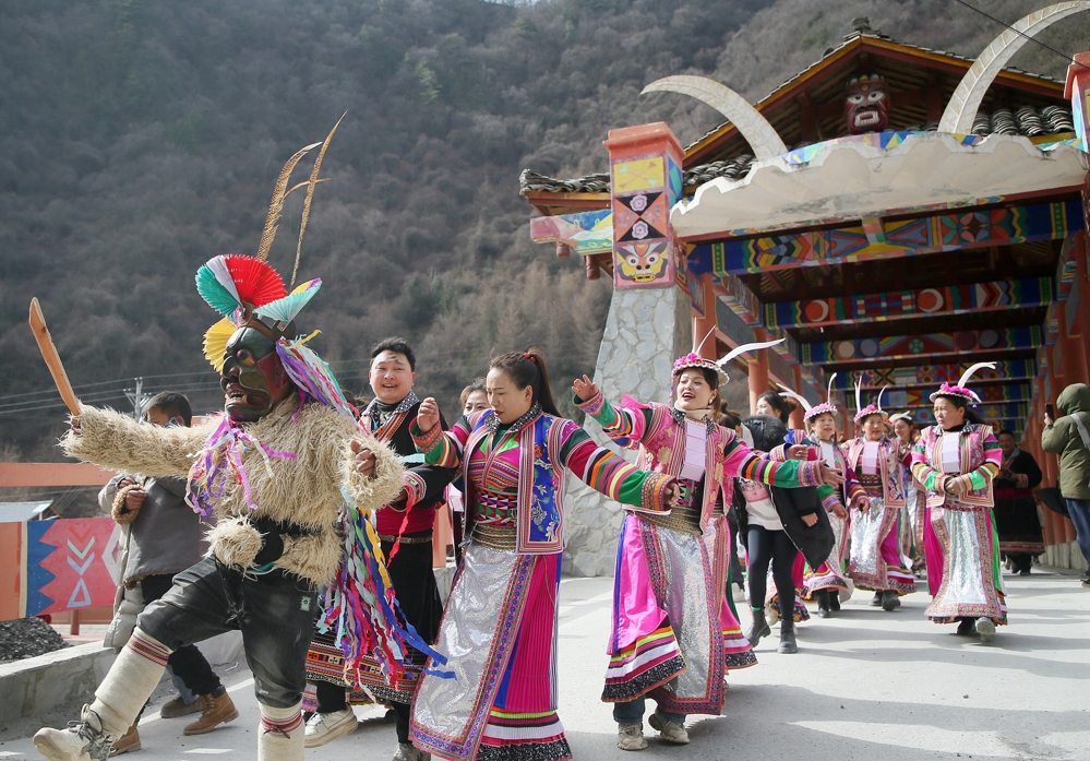 白马藏族群众春节“跳曹盖”祈福纳祥