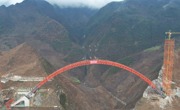 “V”型深谷现“彩虹” 宜攀高速上乌角特大桥主拱圈合龙
