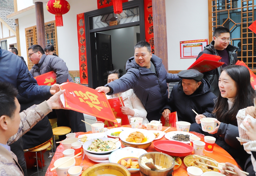 乡镇干部为村民送福字（胡宇 摄）