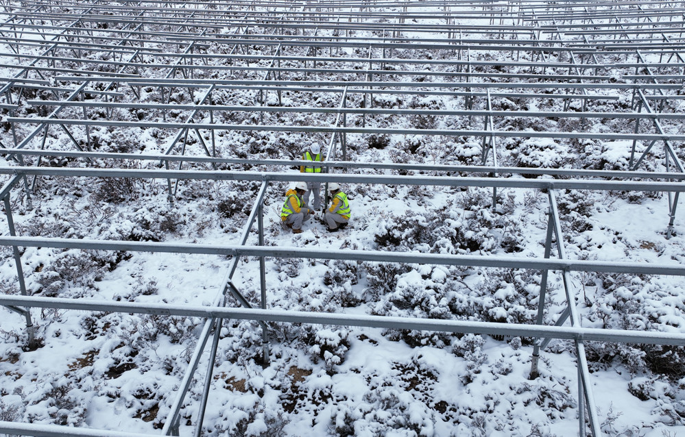 雅砻江扎拉山光伏电站建设者在冬雪中施工