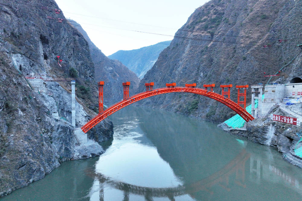 雅砻江孟底沟水电站跨江桥梁工程——孟底沟大桥钢立柱施工全部完成