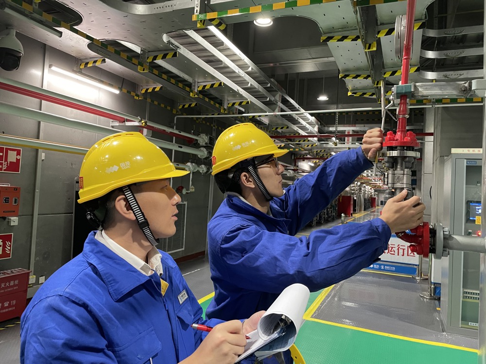 雅砻江两河口水电站运行人员正在开展设备监护操作
