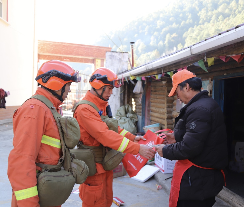 3.春节期间，四川省森林消防总队凉山支队指战员向驻地群众讲解森林防火常识