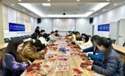 成都高新区送祝福进企业 职工制作年宵花环迎新年
