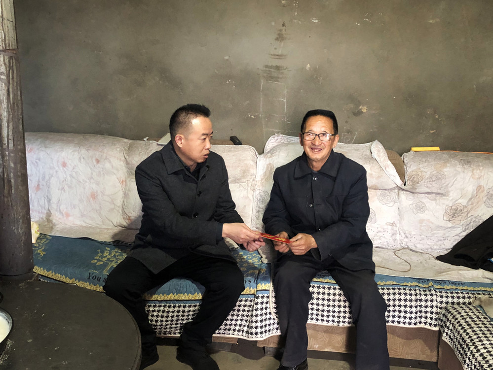 走访慰问困难群众现场