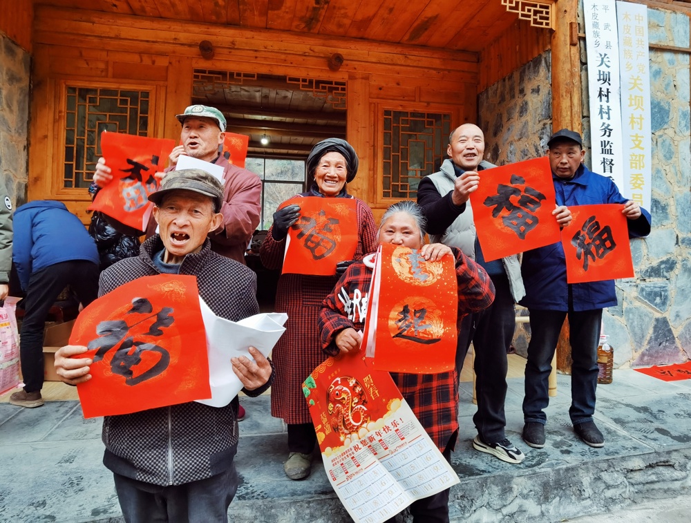 送“福”到乡村（胡宇 摄）