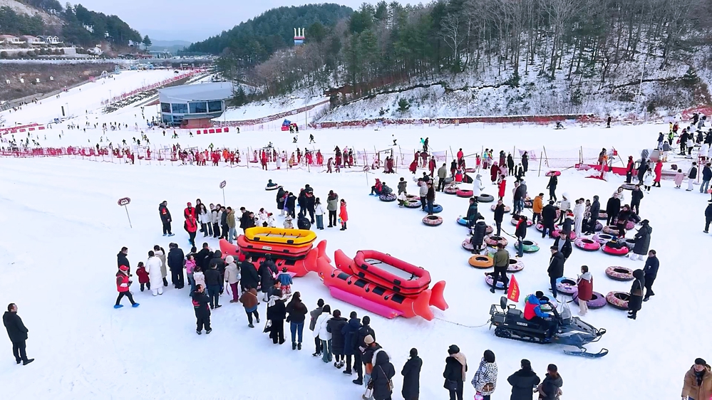 春节期间，众多市民游客在曾家山滑雪场游玩