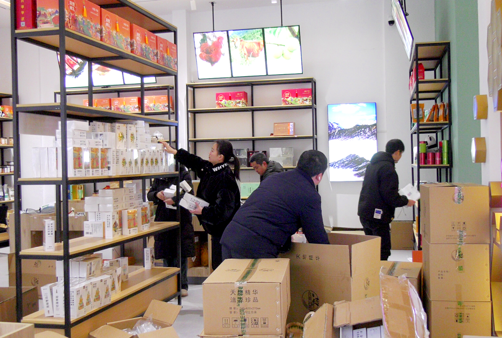 平武“报恩飨礼”总店忙补货
