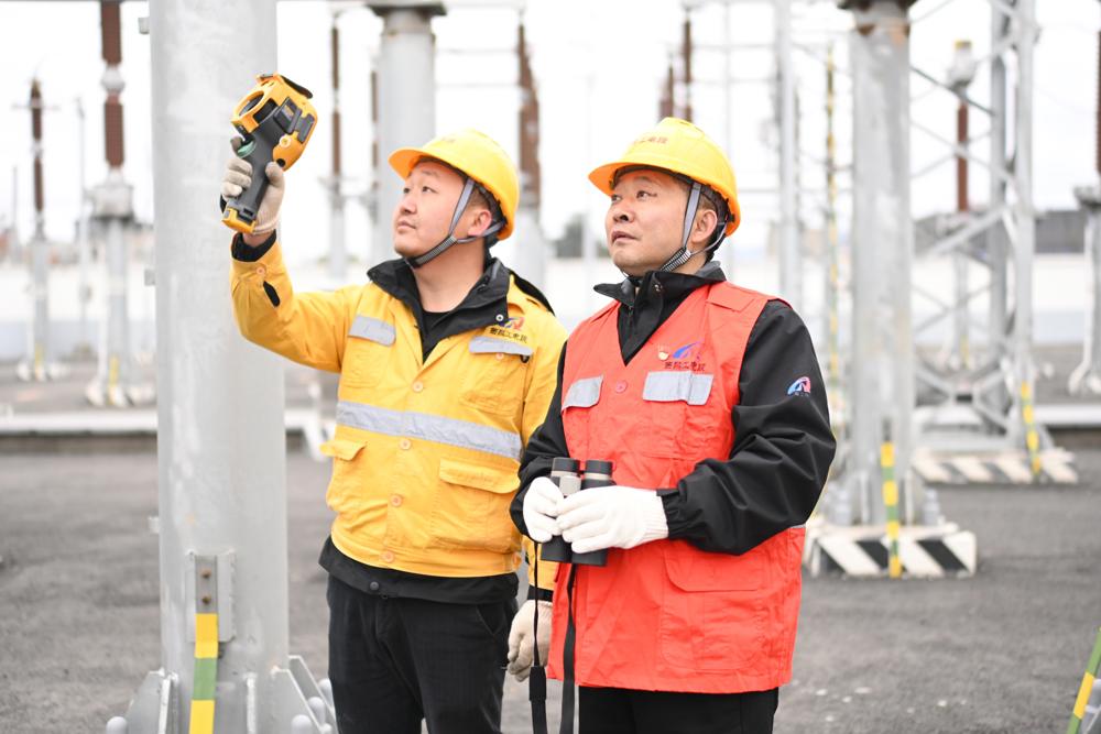 何平检查牵引变电所内核心设备“变压器” (2)