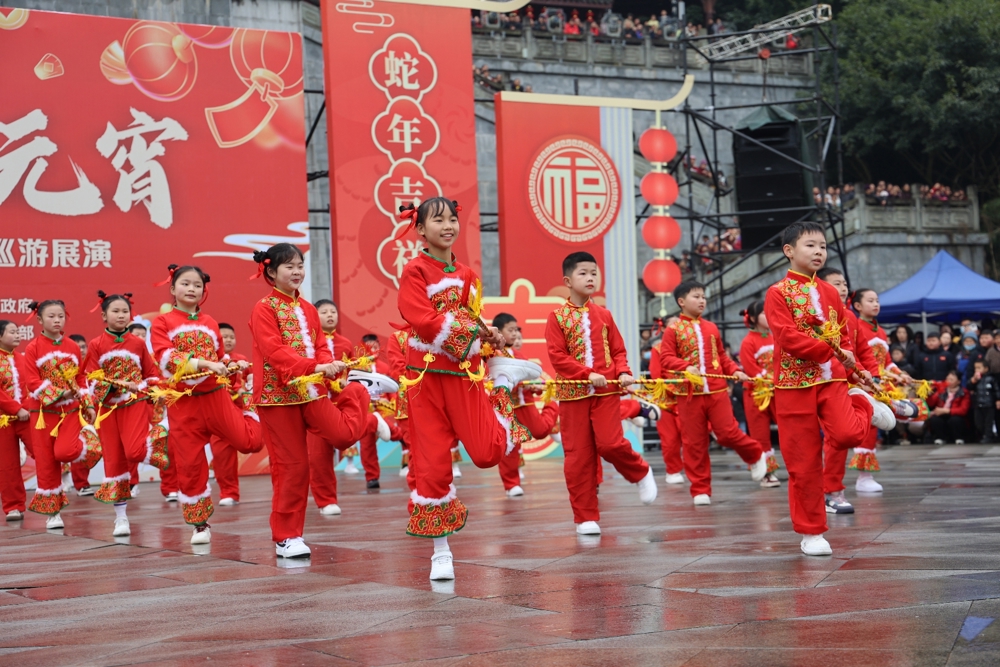 图为小学生表演打连萧（陈珍利摄）