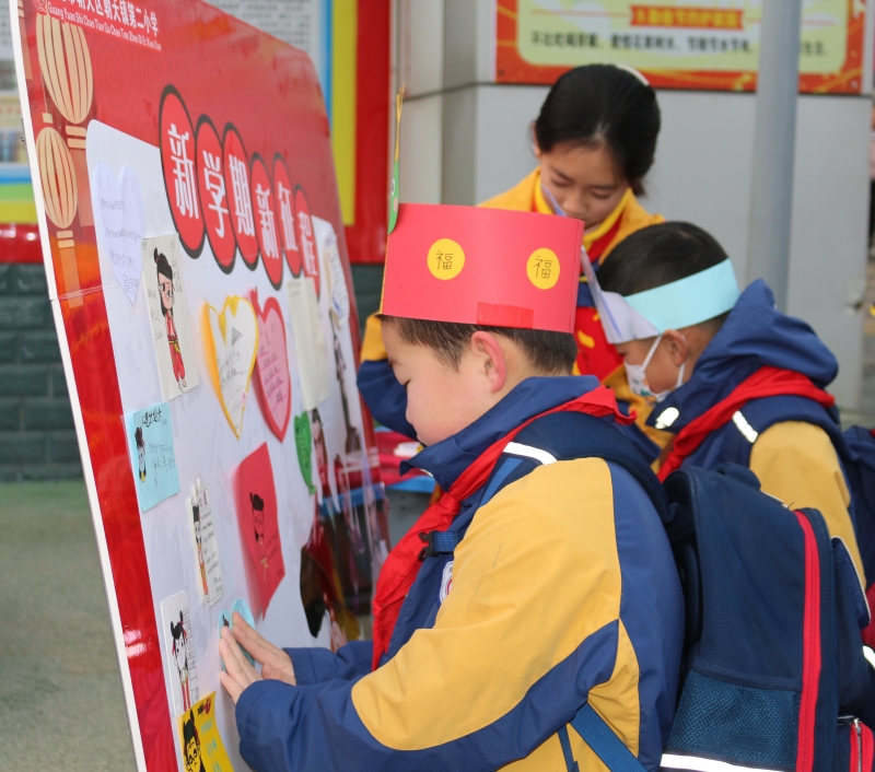 孩子在校园内的打卡点写下新学期愿望
