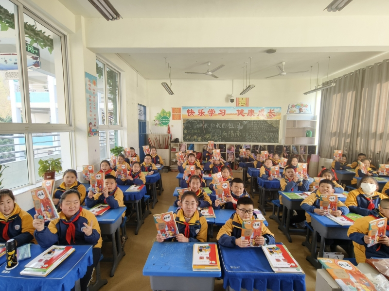 孩子们开心地展示新书本