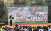 开学首日 | 警摩开进幼儿园，校车也要做“体检”