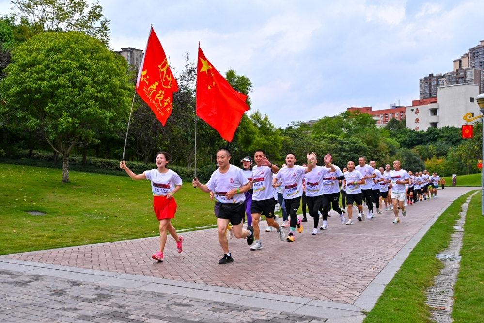 图为跑步爱好者正在公园内晨跑