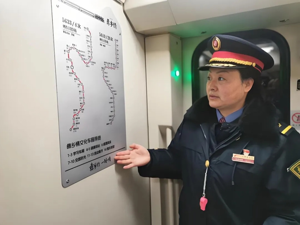 阿西阿呷为旅客介绍“慢火车”线路图