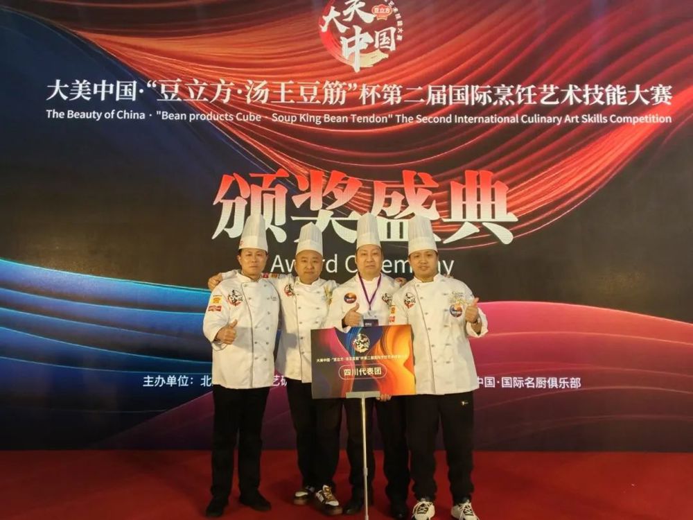 △左一为张永军 图由受访者提供