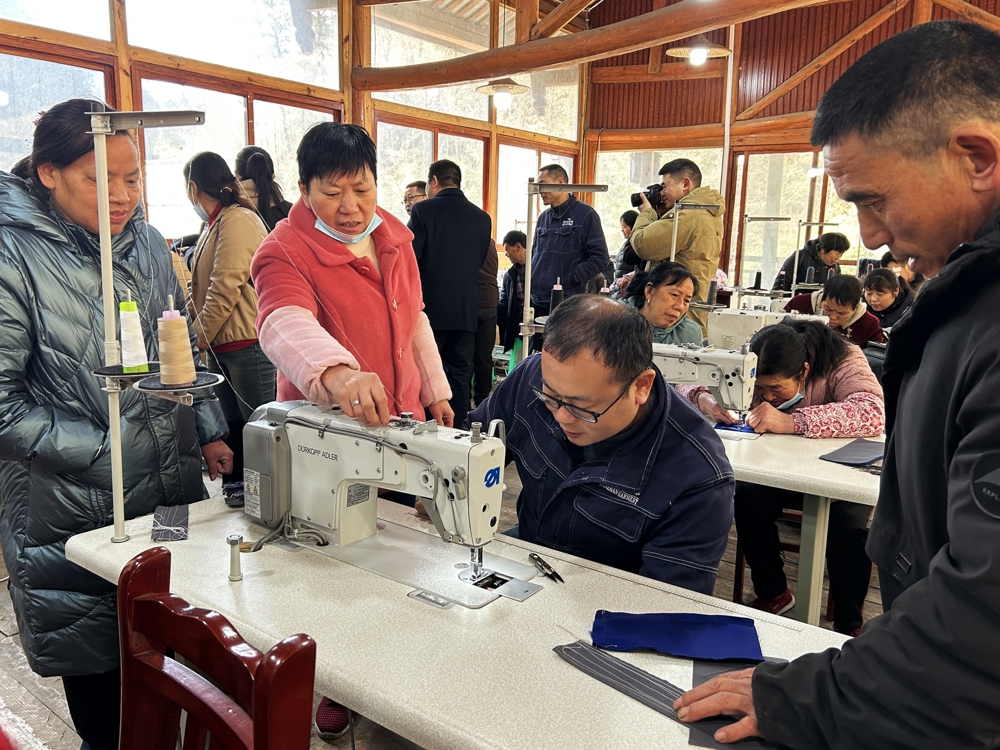 学员正在进行实操