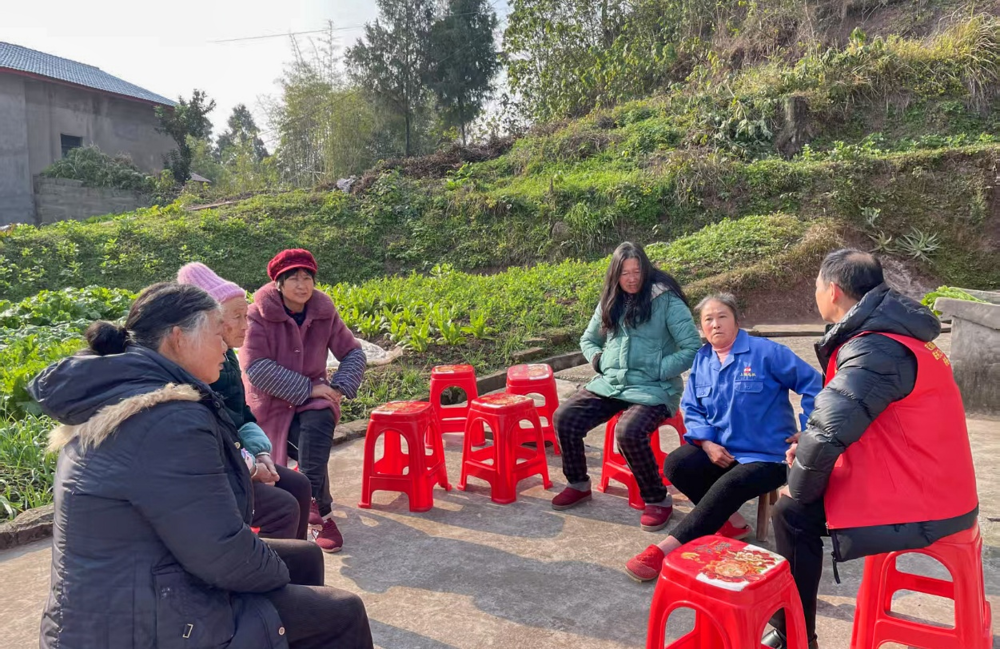 许建平与团寨村1社村民宣传医保政策，听取村民诉求
