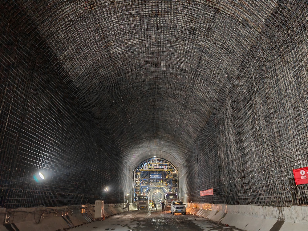 国内在建装机规模最大水电站——雅砻江孟底沟水电站导流洞施工现场