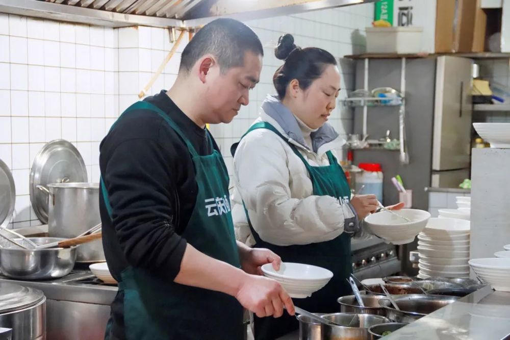 李红、邓利夫妻俩