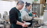 如遇困难，免费吃面！ 眉山一夫妻面馆免费为困境者供餐