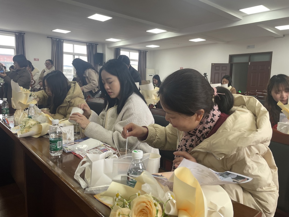 女职工们制作沙画蜡