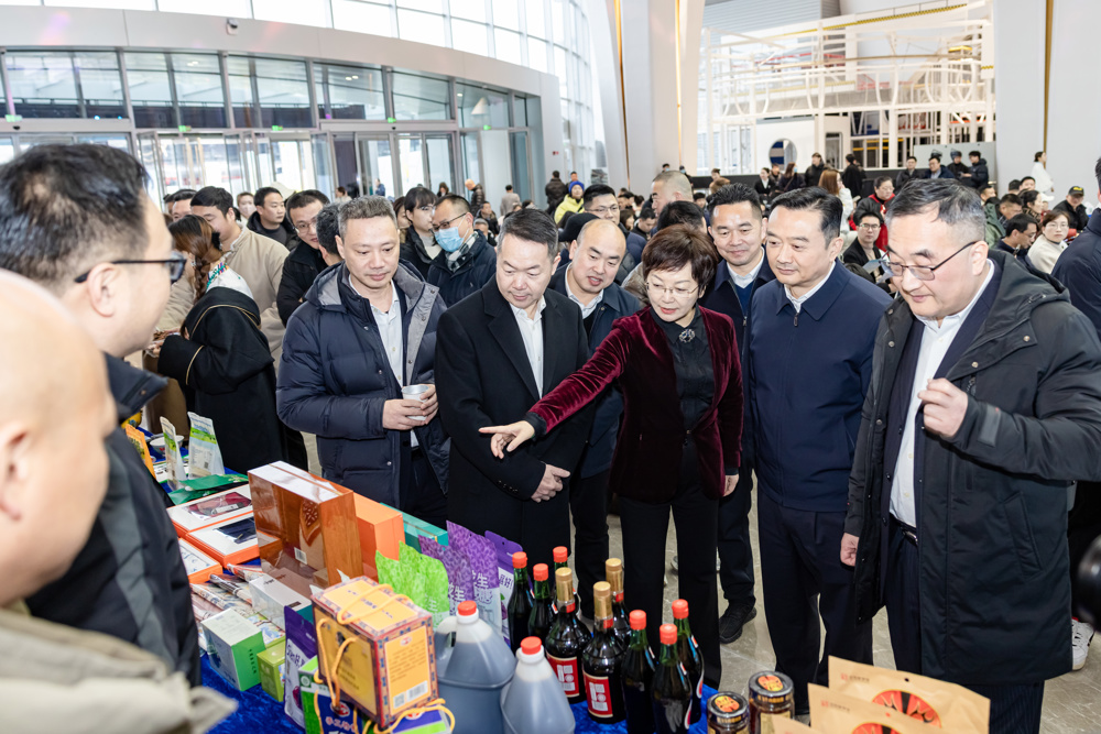 活动现场展示的保宁醋、张飞牛肉等南充特产吸引了众多参观者