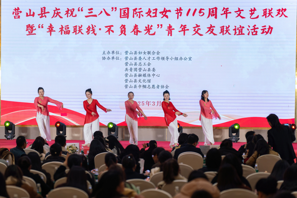 活动现场职工正在表演文艺节目