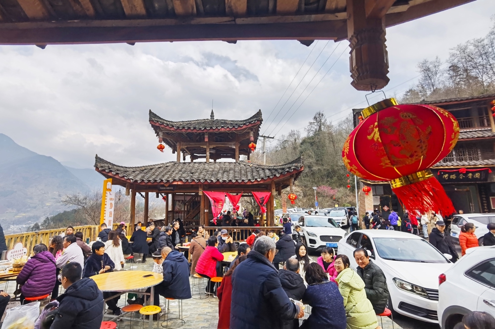 游客在梅林农家乐吃农家饭