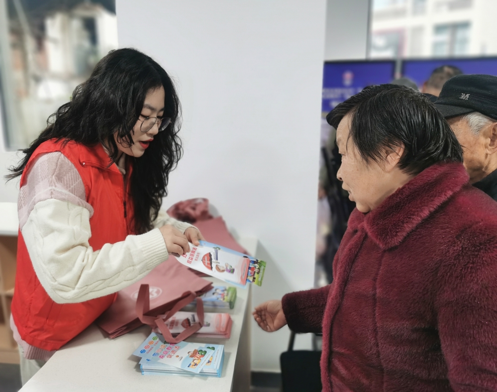 设置“三八维权”咨询台