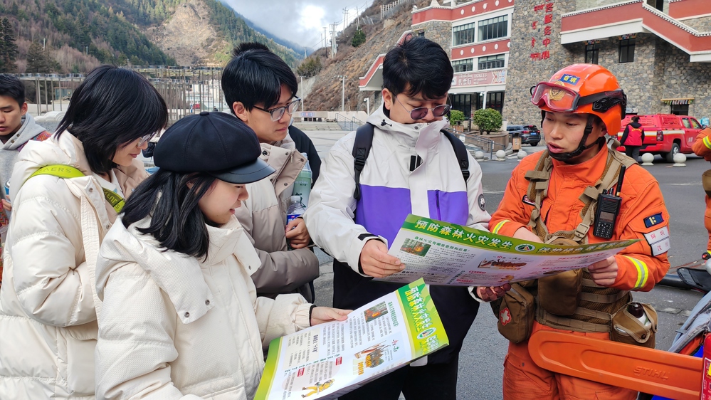 3月14日，消防员在四姑娘山景区游客中心向游客科普防火知识。苏拉恩登 摄