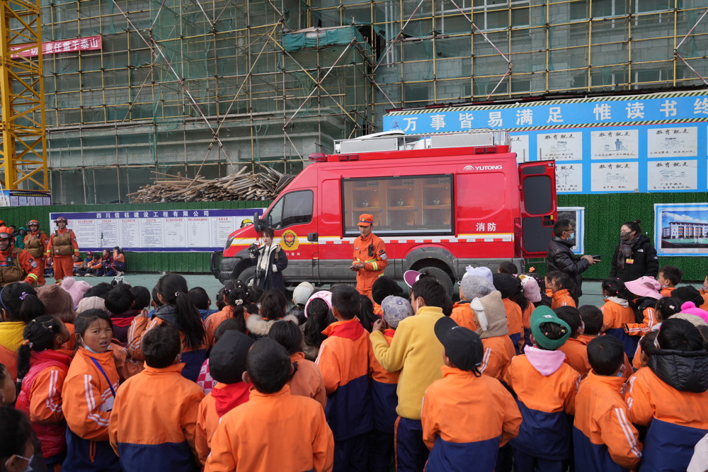 3月18日，阿坝县第二寄宿制小学，消防员播放防火短视频引来学生的观看。卢耀强 摄