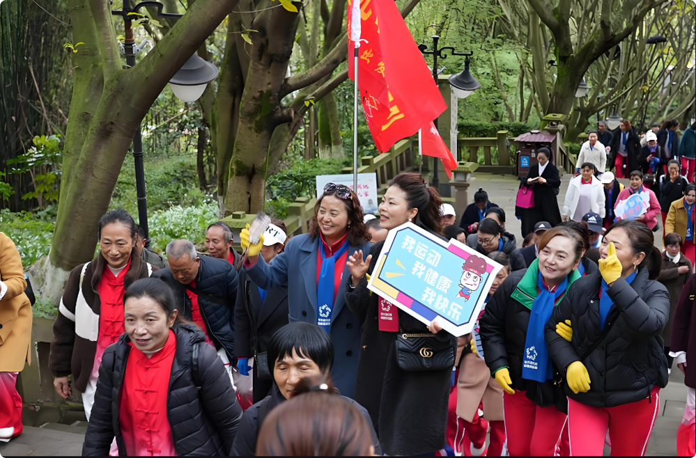 活动当天，众多市民徒步登西山