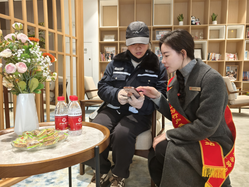 驿站工作人员在为户外劳动者服务