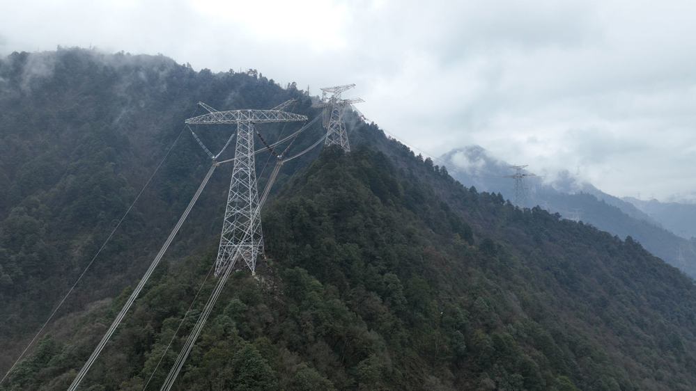 金沙江上游-湖北特高压直流工程牛背山段线路 李萌 摄
