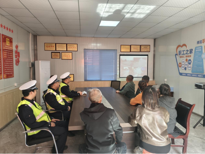 2025工作简报第55 期  “安全课堂”进企业   绵竹市总工会护航货车司机平安行657