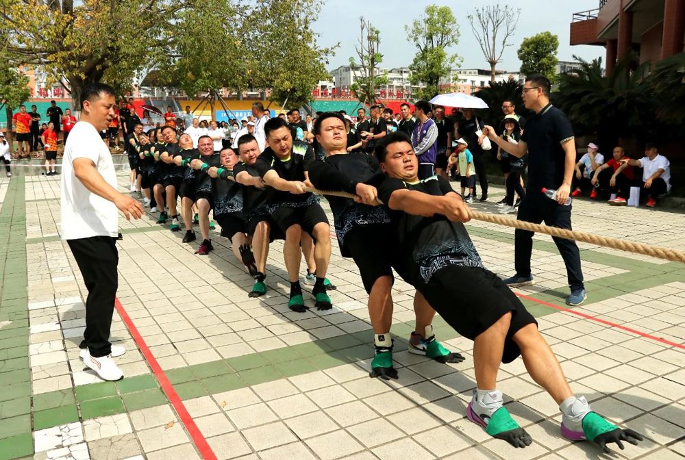 运动会拔河比赛现场