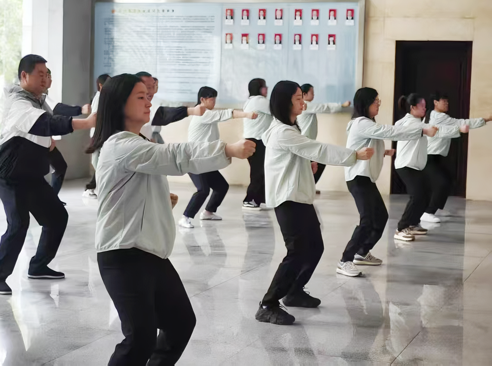 干部职工练习八段锦