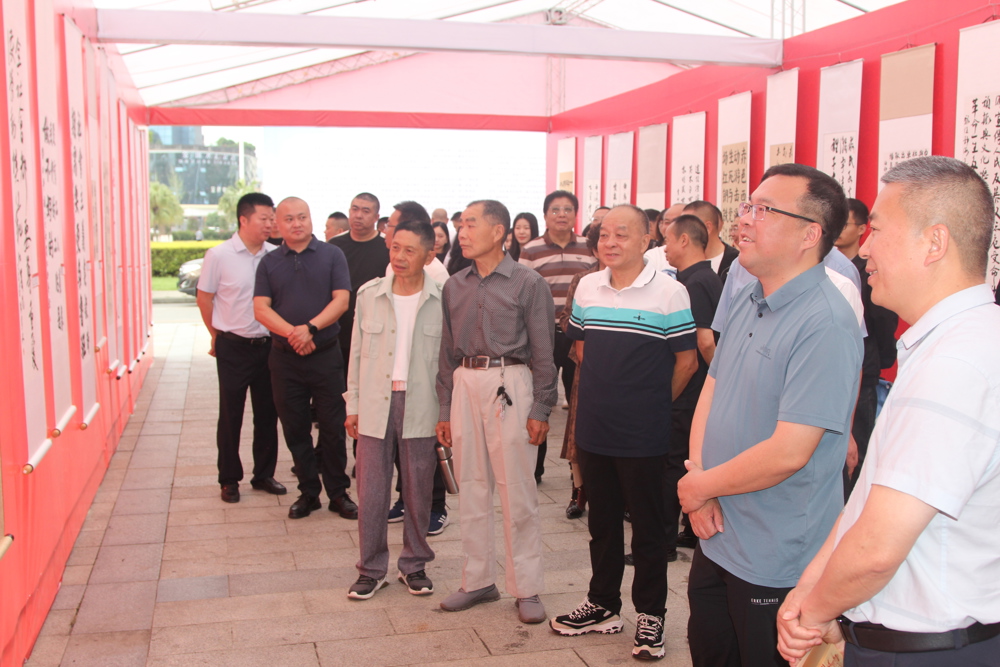 与会劳模、工匠代表参观书画展览