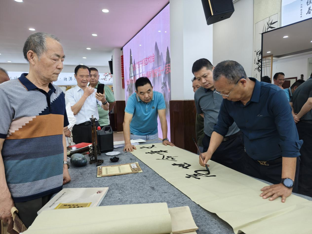 图为会员创作书画作品现场