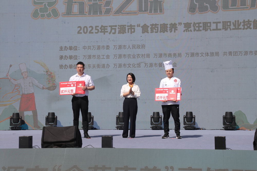 为一等奖选手颁奖 马发海摄