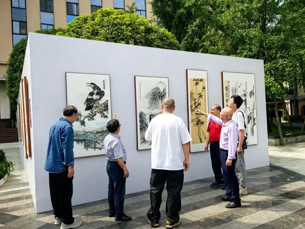 职工驻足观赏
