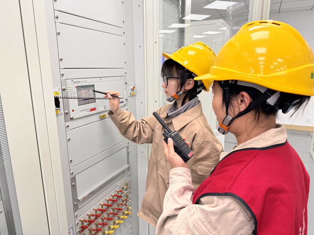 4月28日，巴塘500千伏变电站运维人员开展设备状态核对工作。 杨智峰 摄