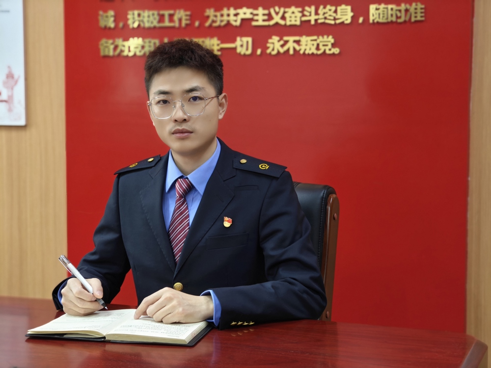 黄国富开会时的照片