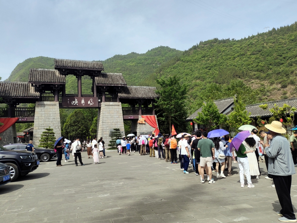 五一期间，明月峡迎来众多游客