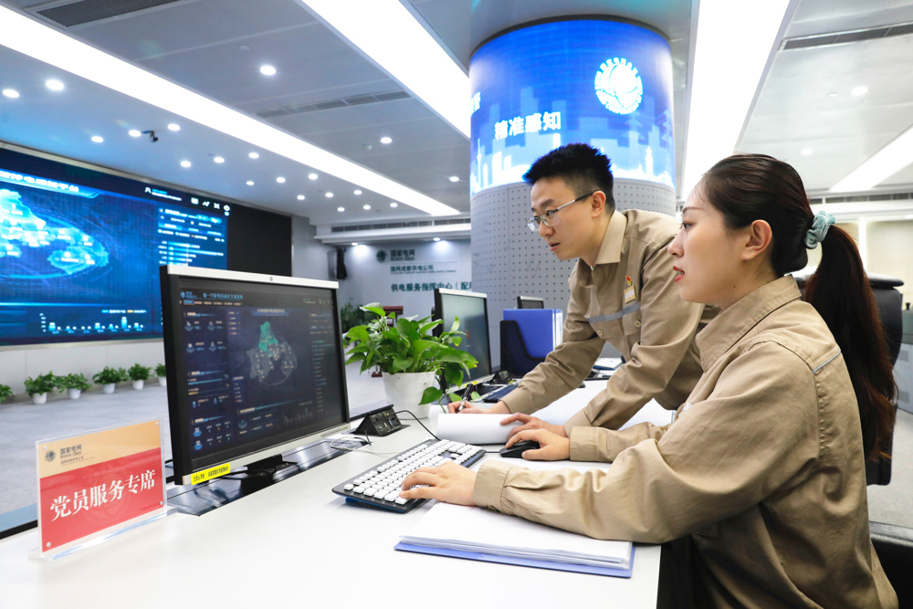2024年5月11日，国网成都供电公司员工使用分钟级电力感知平台，精准监测分析配网运行工况，实现配网抢修效率大幅提升。（谢勇 摄）